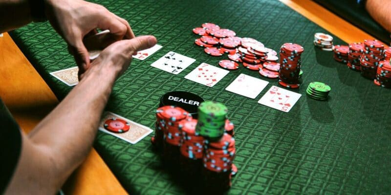 Áp dụng tố linh hoạt để đánh lừa đối thủ tại Poker online Dabet